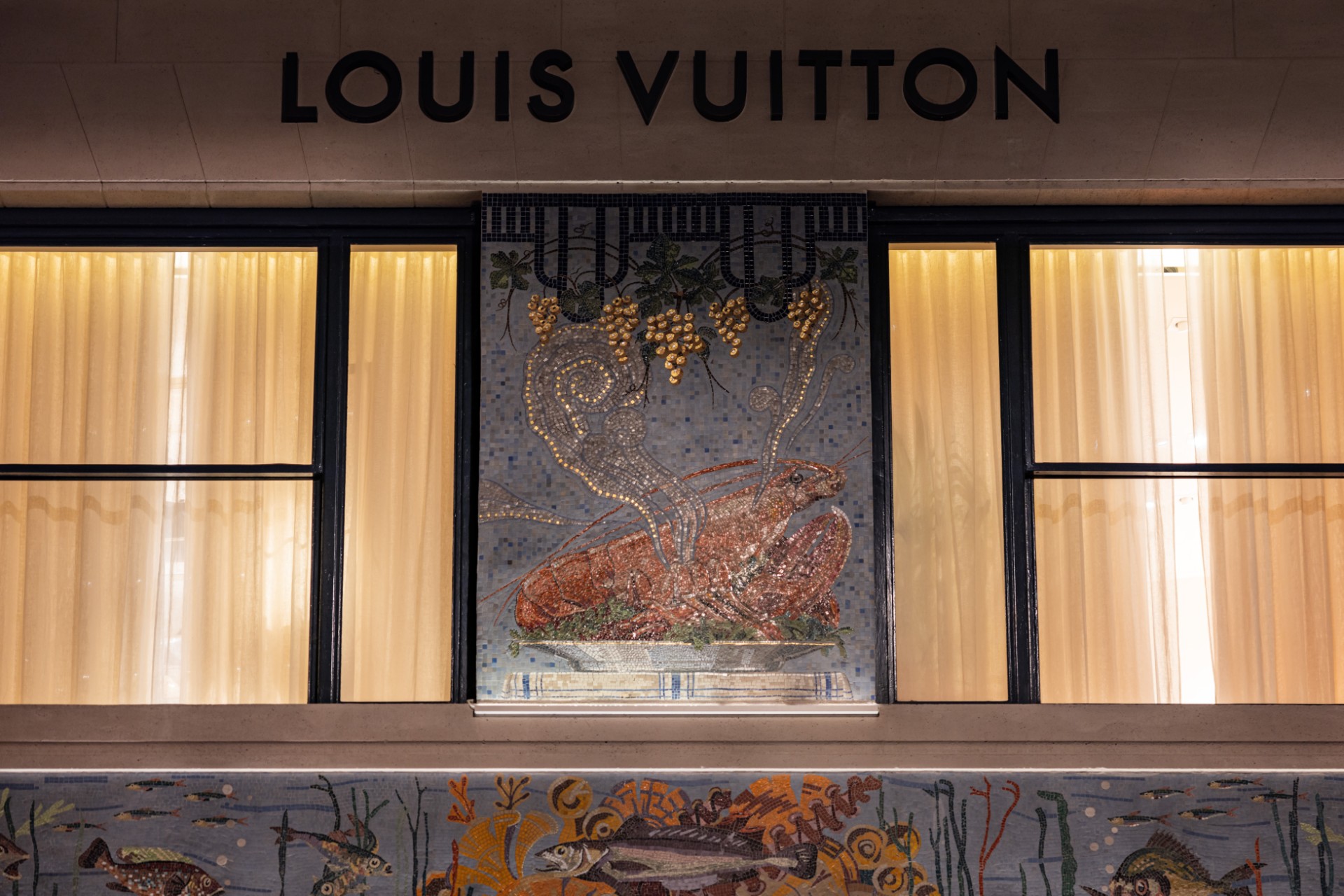 Cette photo montre le magasin Louis Vuitton dans le centre-ville de Lille, le 20 janvier 2023, après que «la quasi-totalité des objets» du magasin ont été dérobés lors d'un vol à la voiture bélier à l'aube, selon le procureur et une source policière. (Photo de Sameer Al-DOUMY / AFP)