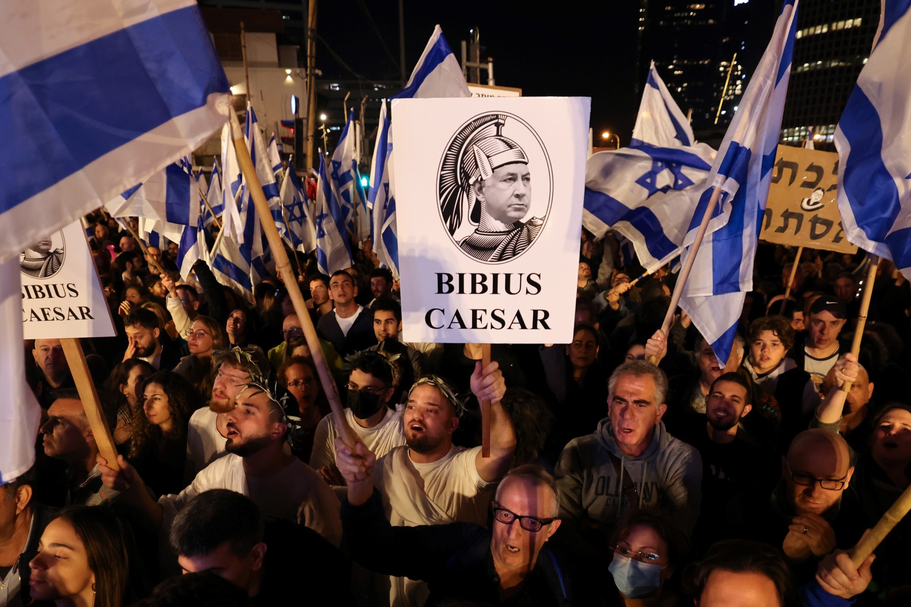 Israël: L'ex-Premier ministre se joint a une manifestation contre le gouvernement