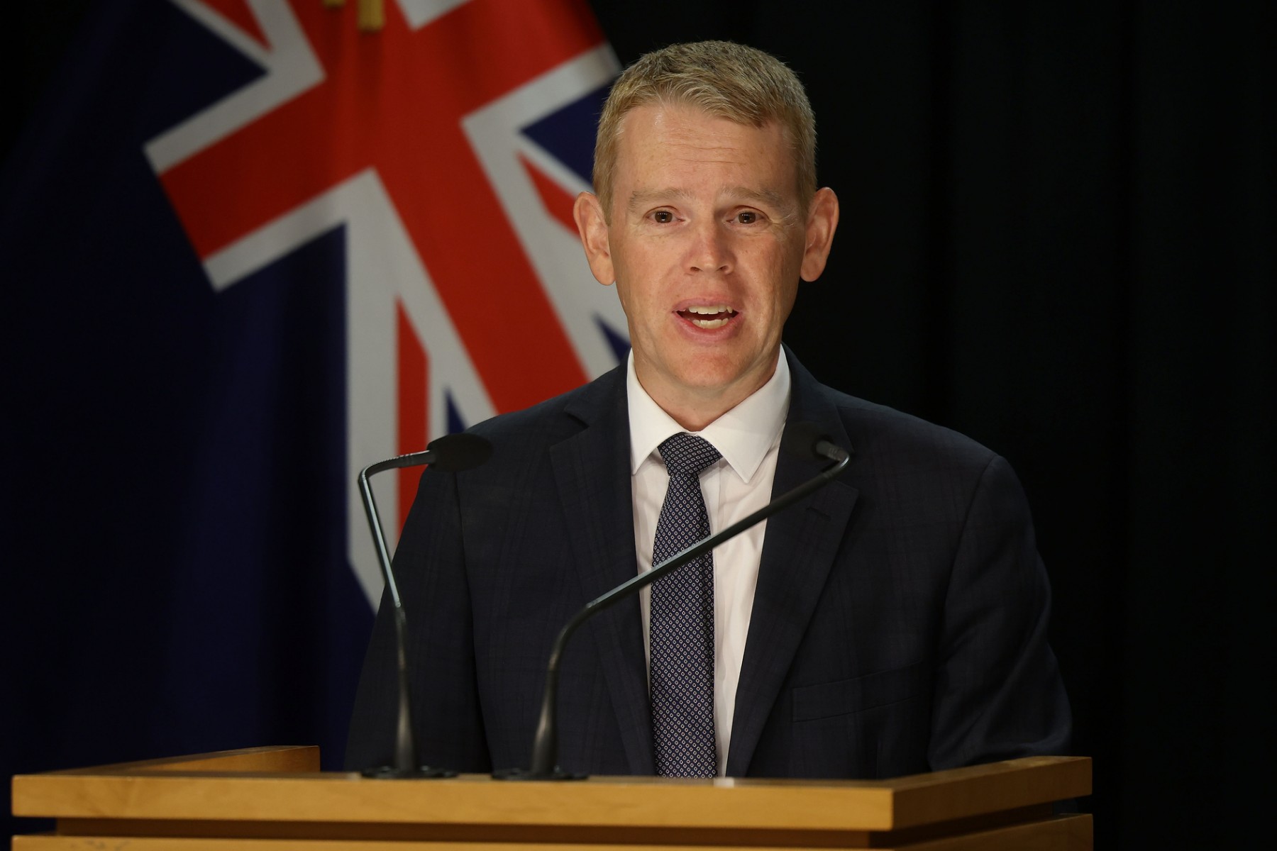 Le nouveau Premier ministre néo-zélandais Chris Hipkins s'exprime lors de sa première conférence de presse au Parlement à Wellington, le 22 janvier 2023. (Photo de Marty MELVILLE / AFP)