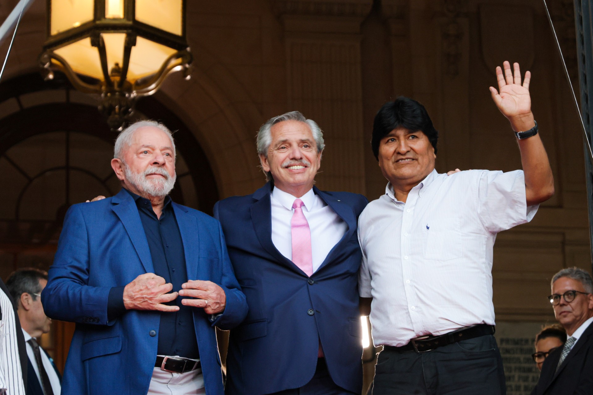 En visite en Argentine, Lula promet un retour «à la normalité» au Brésil