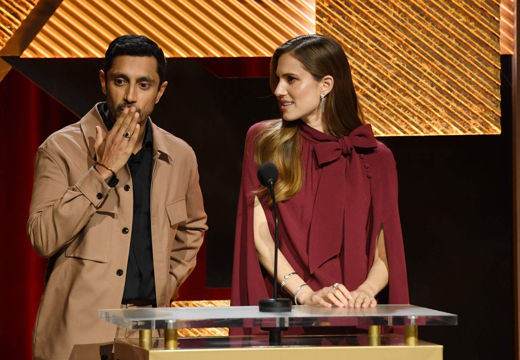L'acteur britannique Rizwan Ahmed (à gauche) et l'actrice américaine Allison Williams annoncent les nominés lors de l'annonce des nominations de la 95e cérémonie des Oscars au Samuel Goldwyn Theater à Beverly Hills, en Californie, le 24 janvier 2023. (Photo par Valerie Macon / AFP)