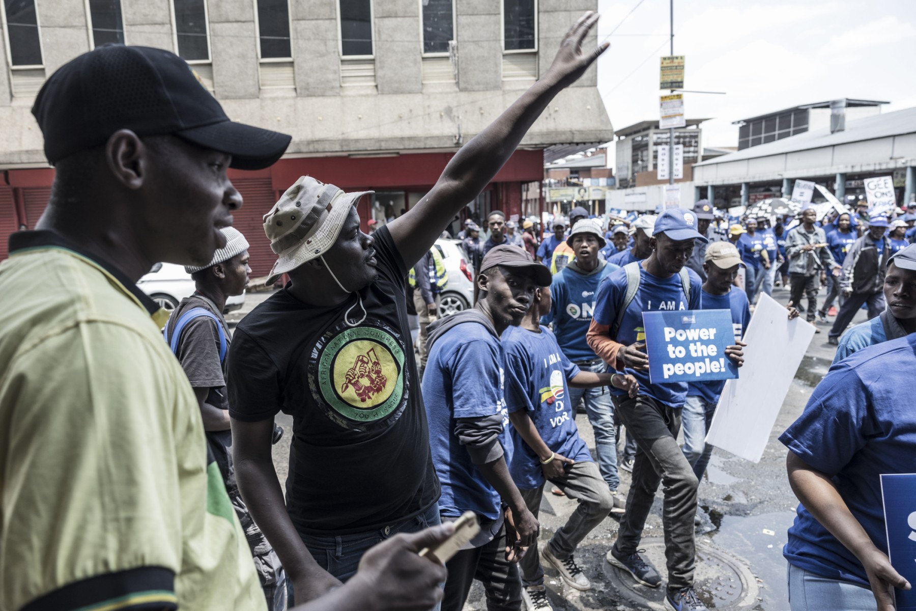 Des partisans du Congrès national africain (ANC) (à gauche et à droite) chahutent des partisans de l'Alliance démocratique (DA) alors qu'ils marchent vers Luthuli House, le siège de l'ANC au pouvoir, lors d'une manifestation contre la crise énergétique prolongée qui a vu les Sud-Africains subir des coupures de courant record, à Johannesburg, le 25 janvier 2023. (Photo : MARCO LONGARI / AFP)