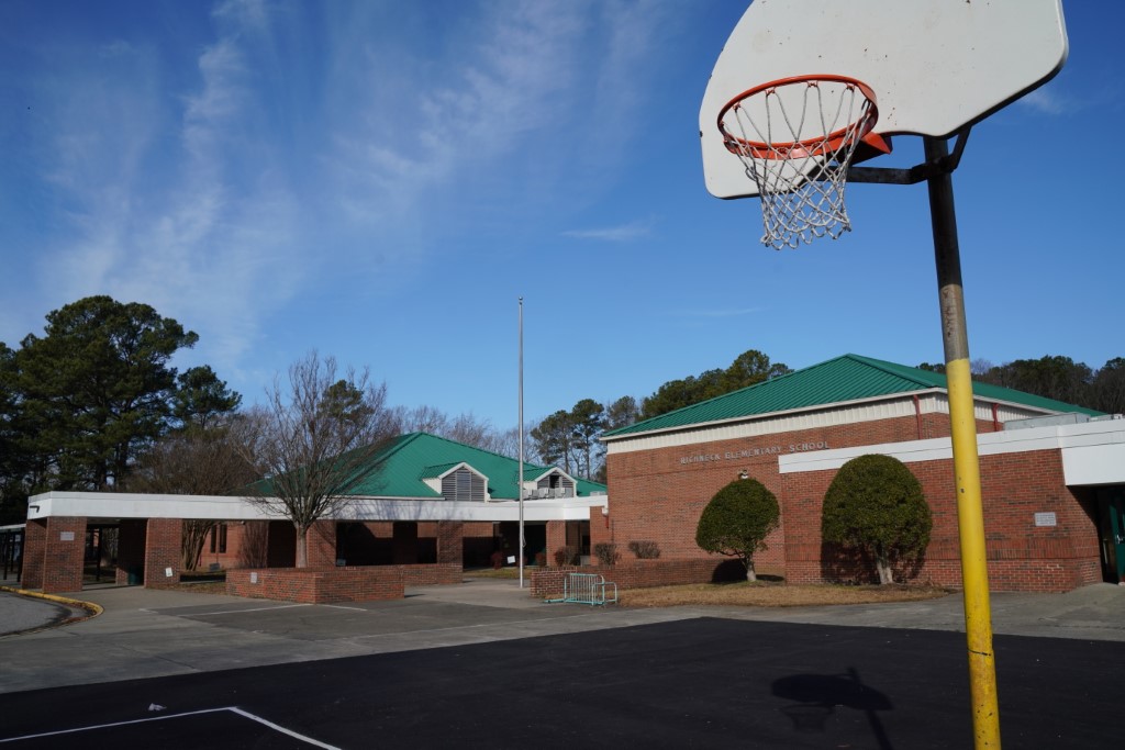 USA: blessée par balle par un enfant, une institutrice poursuit son école