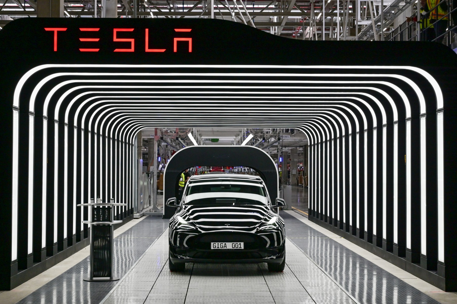 Tesla, fort de profits records, assure pouvoir surmonter les récentes difficultés