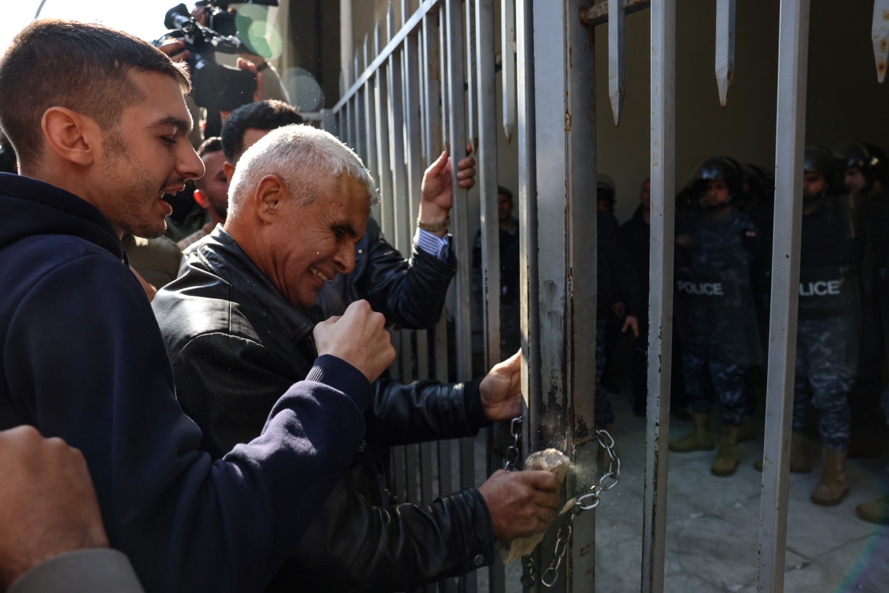 Explosion au port de Beyrouth: sit-in des familles de victimes devant le palais de Justice