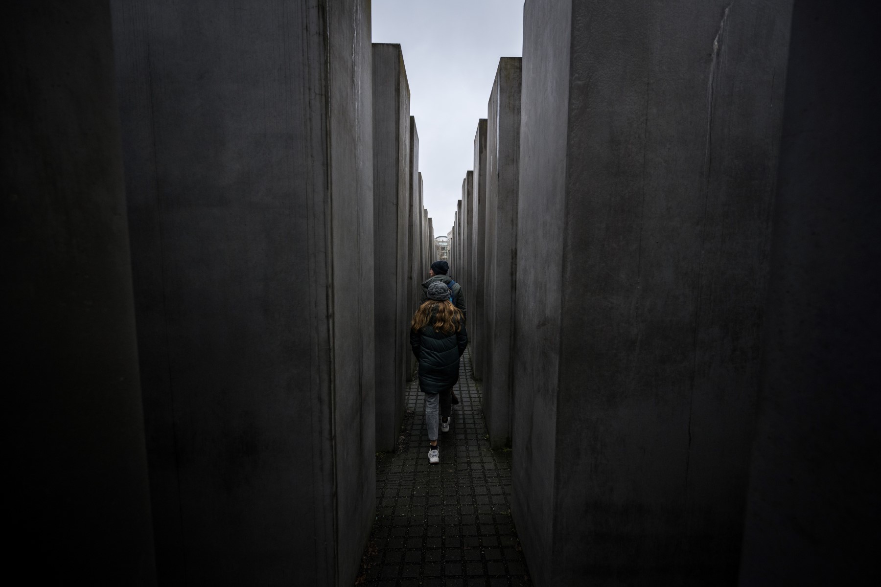 Des visiteurs marchent entre les stèles du Mémorial aux Juifs assassinés d'Europe, également connu sous le nom de Mémorial de l'Holocauste, à Berlin, en Allemagne, le 27 janvier 2023, lors de la Journée internationale de commémoration de l'Holocauste. (Photo : Stefanie Loos / AFP)