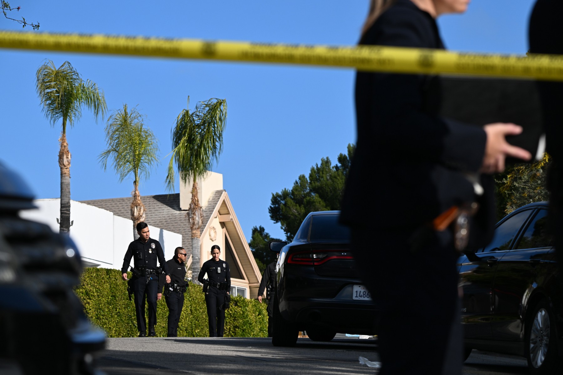 Les forces de l'ordre enquêtent sur une fusillade matinale qui a fait trois morts et quatre blessés dans le quartier de Beverly Crest à Los Angeles, juste au nord de Beverly Hills, le 28 janvier 2023. (Photo de Robyn BECK / AFP)