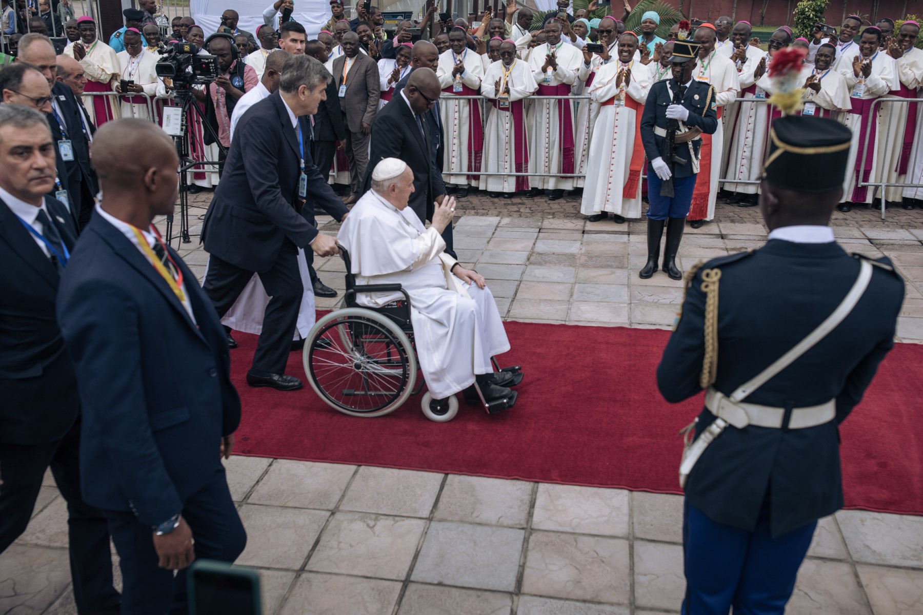 Le pape accueilli avec ferveur à Kinshasa
