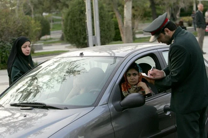 Iran: la police recommence à surveiller le port du voile