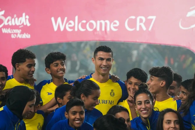 Des supporters fous de joie accueillent Ronaldo à Al-Nassr
