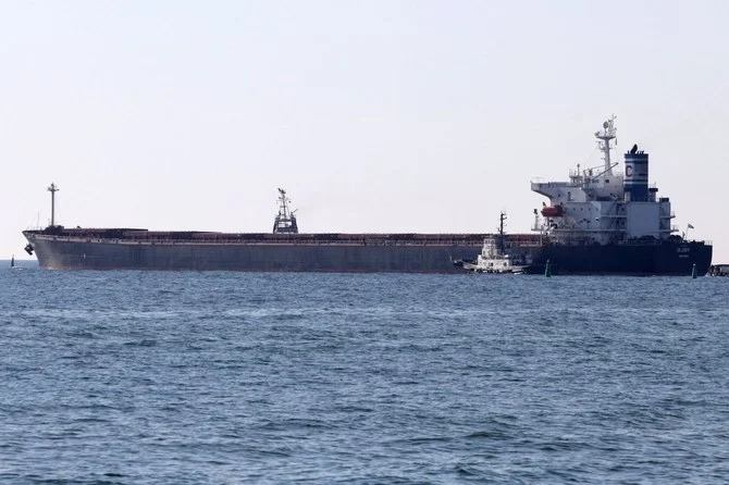 Canal de Suez: un navire échoué remis à flot, le trafic reste normal