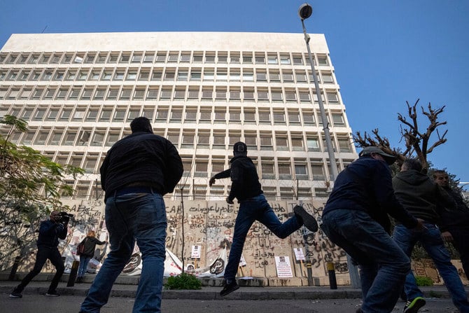 Des manifestants libanais accusent les banques de vol alors que la devise locale atteint son plus bas niveau