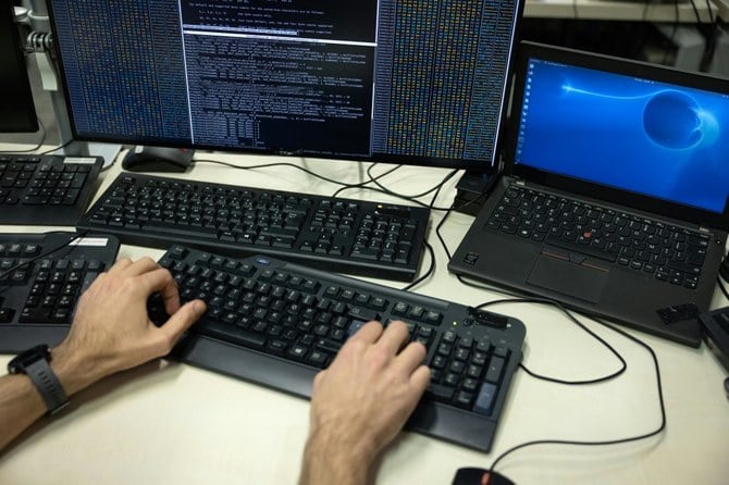 Royaume-Uni: des hackeurs iraniens et russes visent «sans pitié» journalistes et politiques