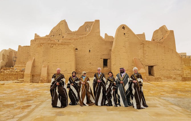 Les cousins Philby (les trois du milieu) s’unissent une fois de plus à Diriyah avant la deuxième étape de l’expédition du Heart of Arabia le 21 janvier avec l’explorateur britannique Mark Evans (Photos Ana-Maria Pavalache)