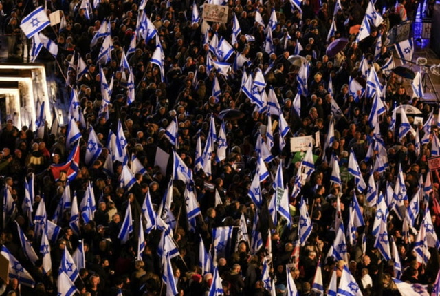 A Tel-Aviv, des dizaines de milliers d'Israéliens conspuent Netanyahu et «les facistes»