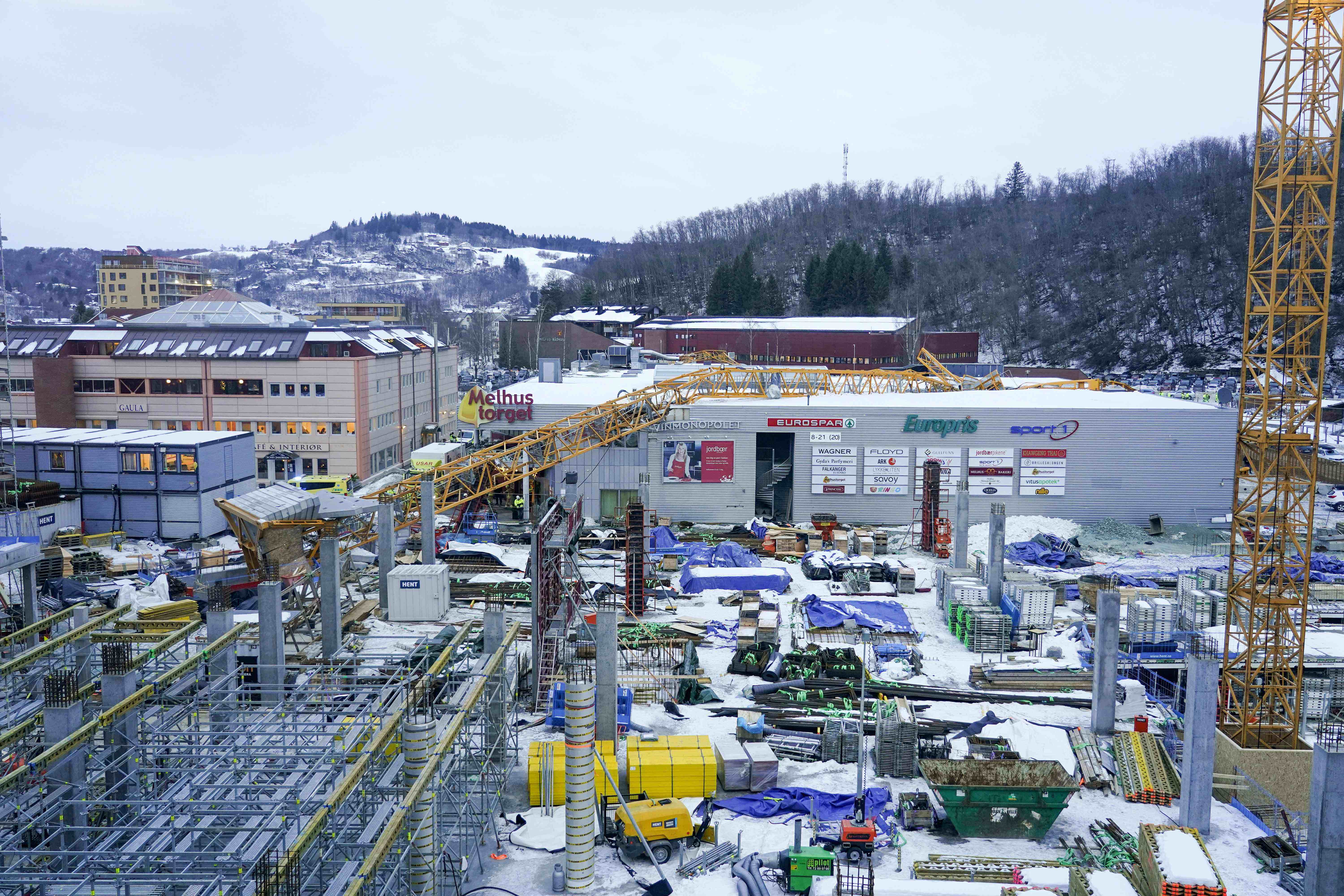 Norvège: une grue se renverse sur un centre commercial, un mort