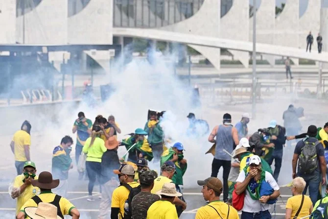 Brésil: des bolsonaristes sèment le chaos dans les lieux du pouvoir à Brasilia