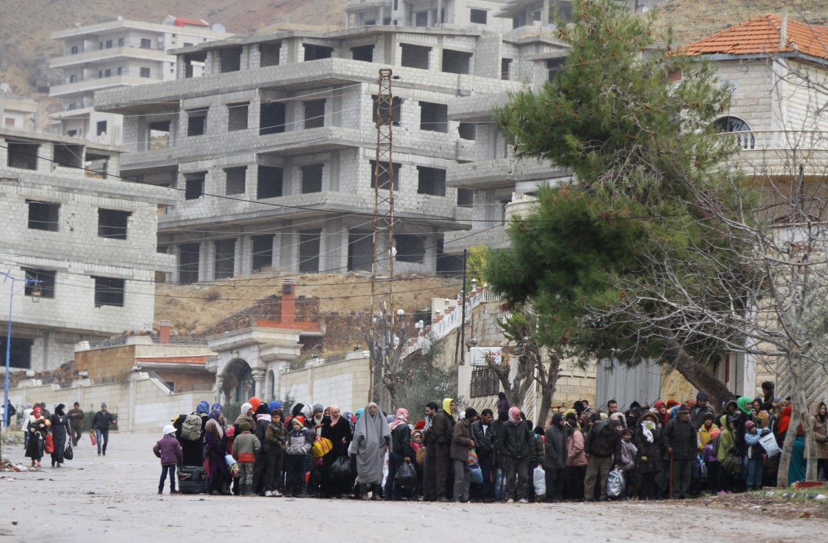 Le 14 janvier 2016,, un convoi d'une cinquantaine de camions d'aide quitte Damas pour la ville syrienne de Madaya, frappée par la faim, où 40 000 habitants ont subi un siège gouvernemental paralysant qui a suscité une vive condamnation de l'ONU. (Photo de Louai BESHARA / AFP)