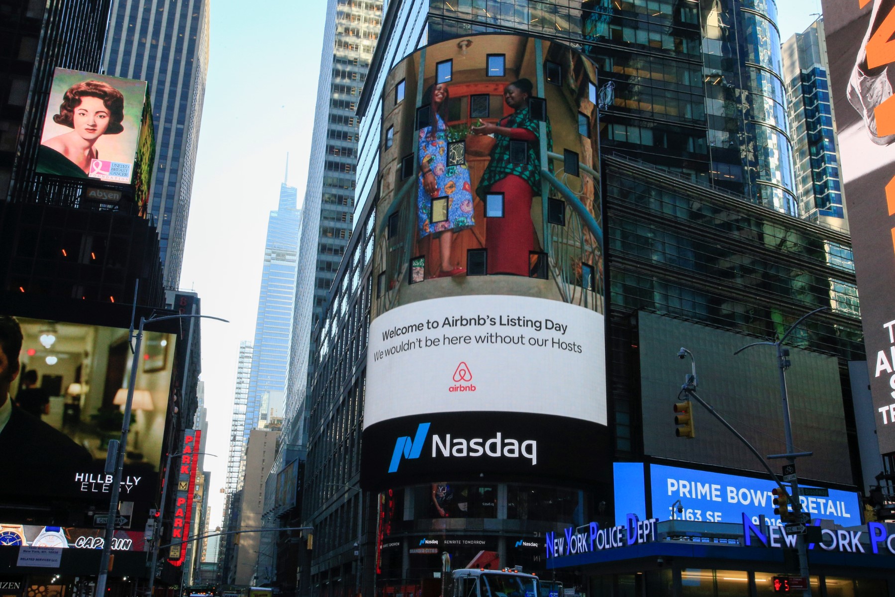 Le logo d'Airbnb est affiché sur le panneau d'affichage numérique du Nasdaq à Times Square, à New York, le 10 décembre 2020. (AFP / Kena Betancur)