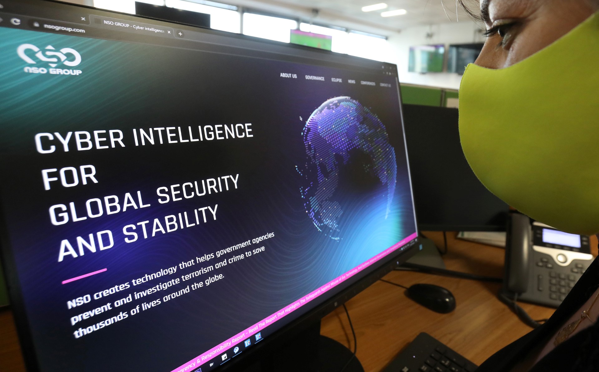 Une femme consulte le site Web du logiciel espion Pegasus de fabrication israélienne dans un bureau de la capitale chypriote, Nicosie, le 21 juillet 2021. (Photo : Mario GOLDMAN / AFP)