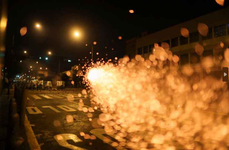 Pérou: Des milliers de manifestants contre la présidente à Lima, heurts dans le centre-ville
