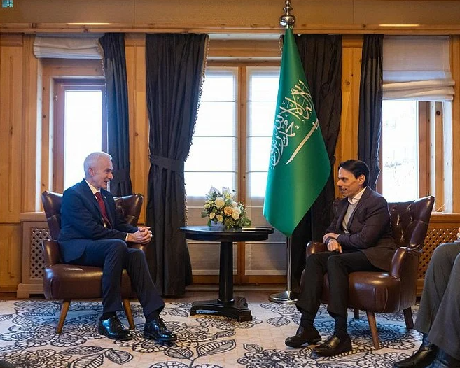 Faisal ben Farhane et le chef d'Interpol discutent de la lutte contre la criminalité et le terrorisme