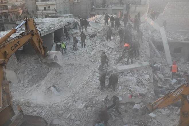 En Syrie, 16 morts dont des enfants dans l'effondrement d'un immeuble à Alep
