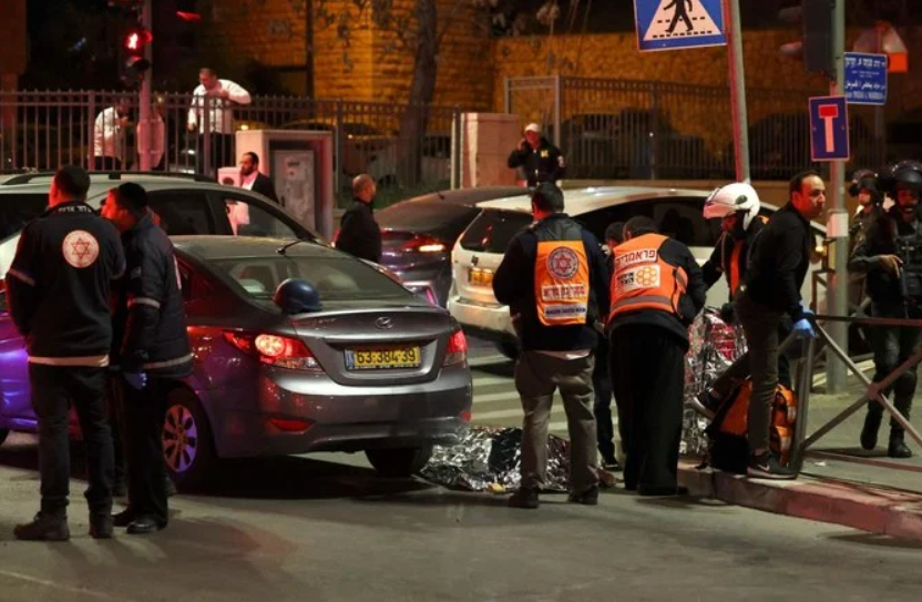 Le personnel des services d'urgence israéliens transporte des blessés sur le site d'une attaque signalée dans un quartier de colons de Jérusalem-Est annexée par Israël, le 27 janvier 2023 (Photo, AFP).