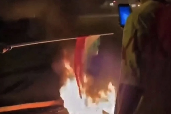Des manifestants dans la ville kurde iranienne de Boukan brûlent un drapeau national et scandent « Mort à Khamenei ». (Capture d’écran/Vidéo UGA)