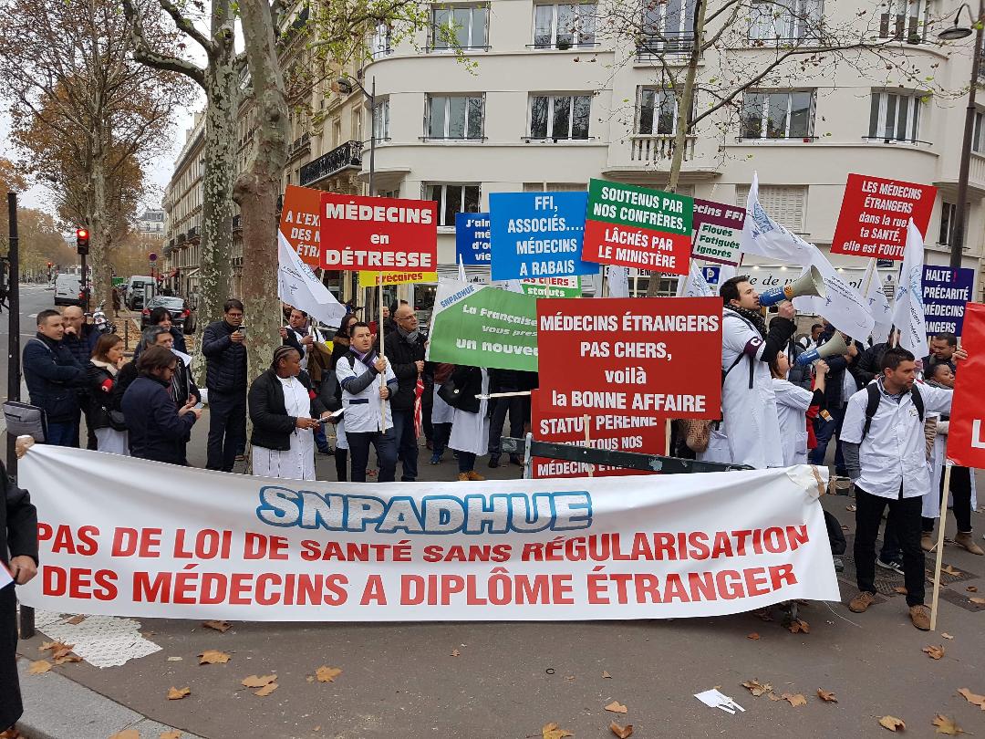 Le gouvernement français veut créer un titre de séjour spécifique pour les professionnels de santé étrangers