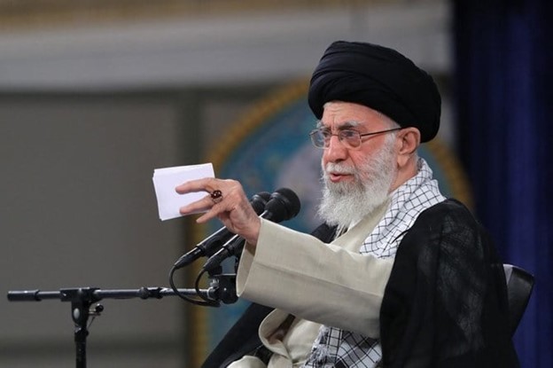 Des caricatures d’Ali Khamenei dans Charlie Hebdo suscitent l’ire de Téhéran