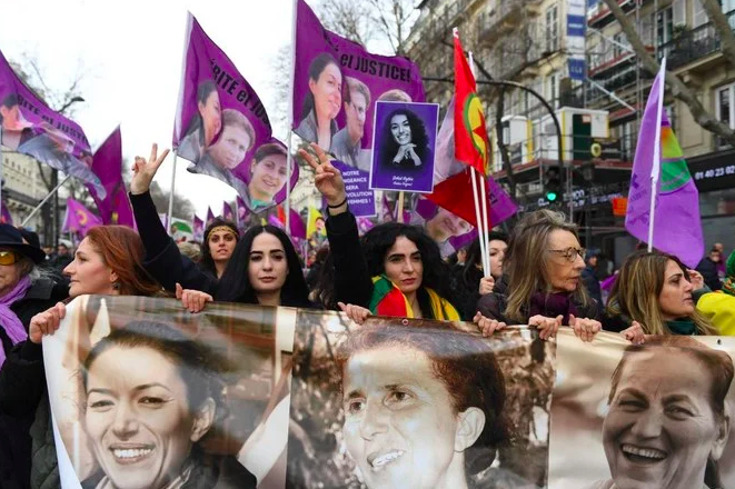 France: manifestation à Paris en hommage à trois militantes kurdes assassinées en 2013