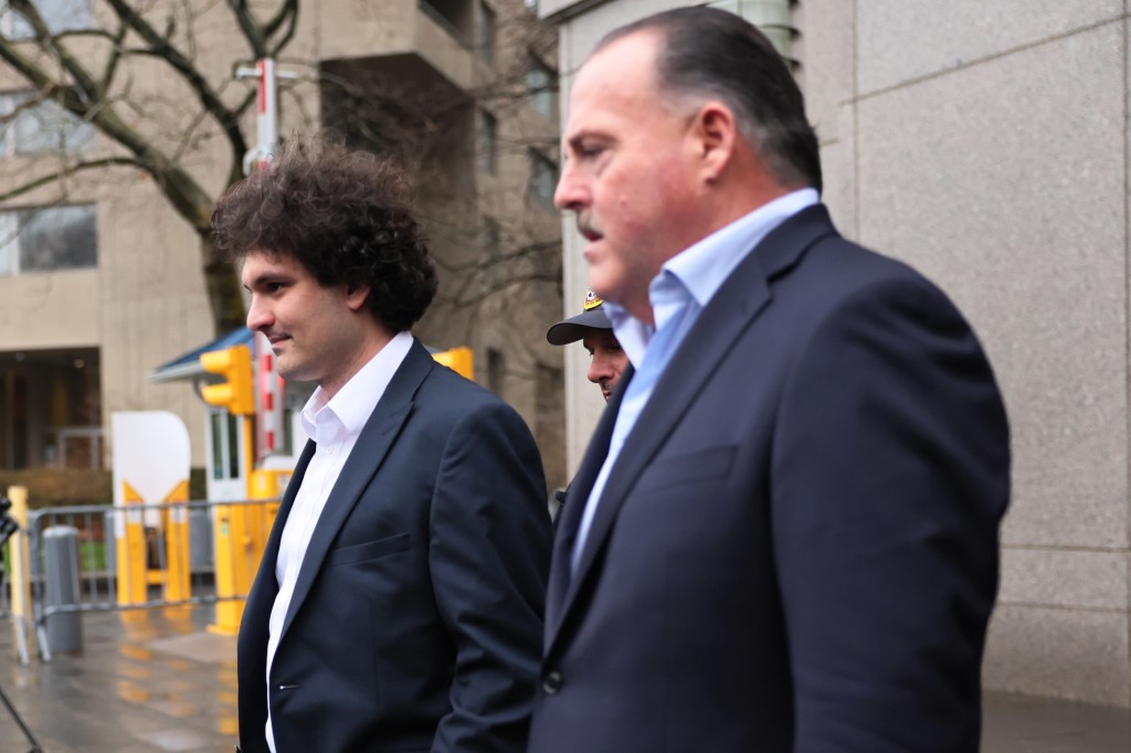 L'ex-magnat des cryptomonnaies Sam Bankman-Fried plaide non coupable de fraude à New York