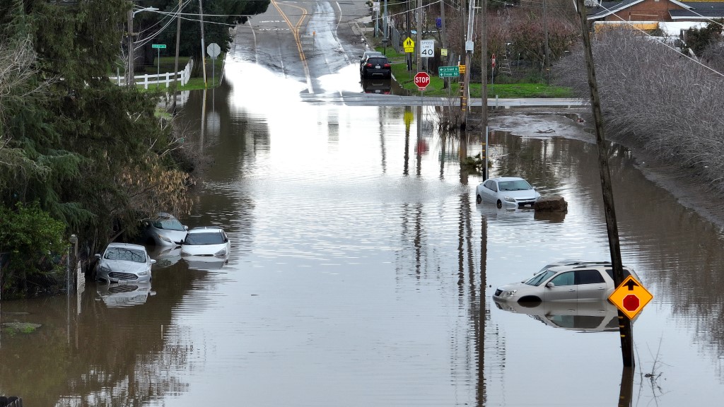 Un cyclone amène toujours plus de pluie en Californie, endeuillée par des tempêtes historiques