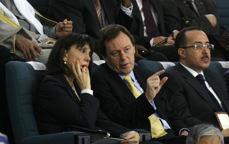 Nada Yafi, ancienne ambassadrice de France au Koweït aux cotes de l'ambassadeur britannique au Koweït Frank Baker lors la séance d'ouverture d’une législature le 15 février 2012 a Koweït (Photo, AFP/Archives).