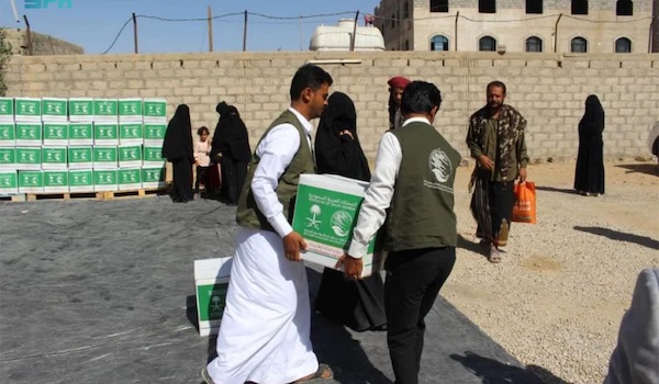 L’agence d’aide saoudienne a distribué 16 000 paniers de nourriture aux familles déplacées dans le gouvernorat de Marib (SPA)