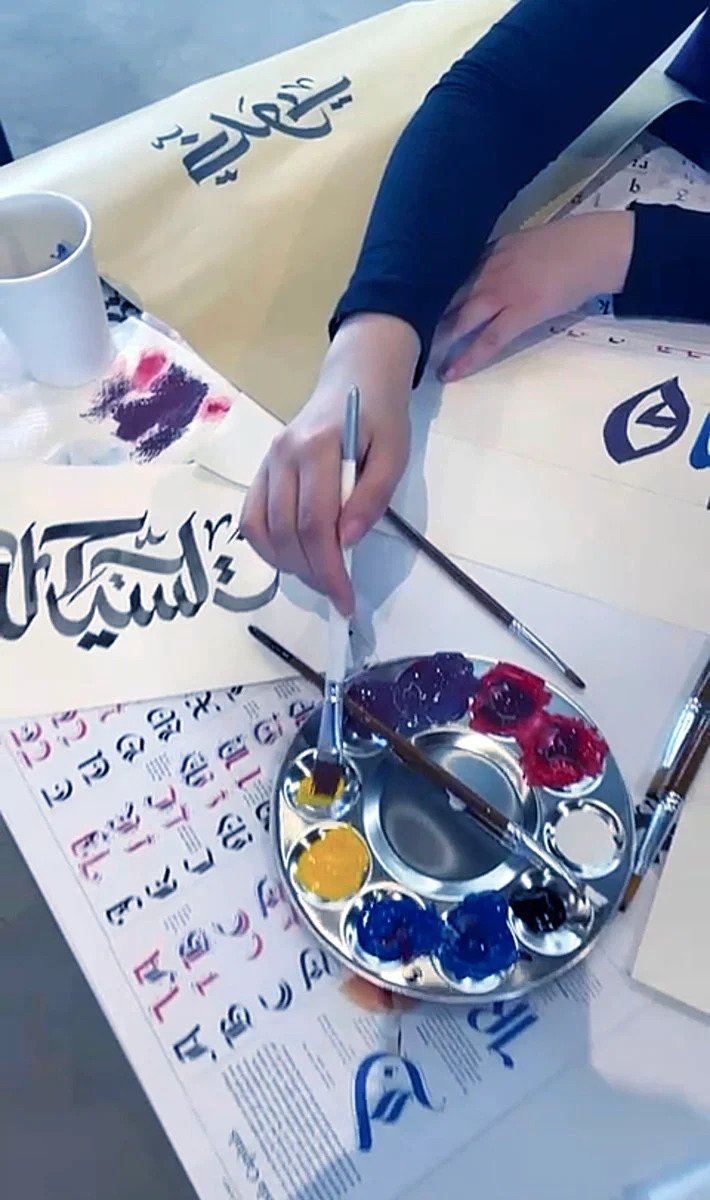 La jeune artiste transmet aujourd'hui son art par le biais d'ateliers qu'elle organise exclusivement pour les femmes –&nbsp;notamment à l’occasion du plus grand Festival saoudien de la lumière, Noor Riyadh, qui s’est tenu récemment et propose des techniques artistiques plus accessibles. (Photo fournie)