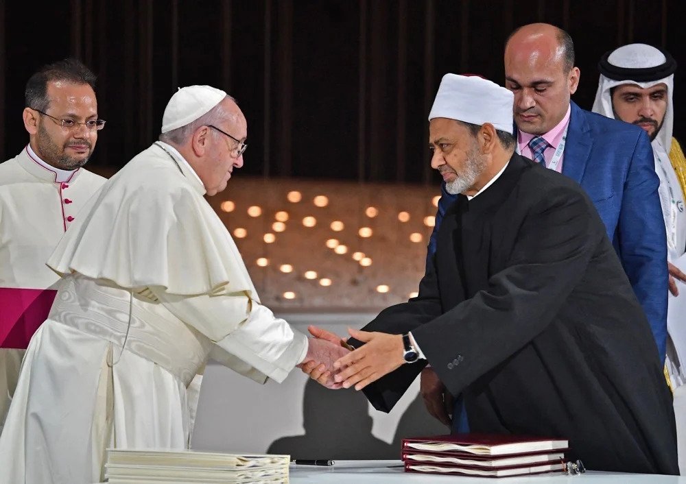 Le prix a été créé après la rencontre entre le pape François et le grand imam cheikh Ahmed el-Tayeb, en 2019. (AFP)
