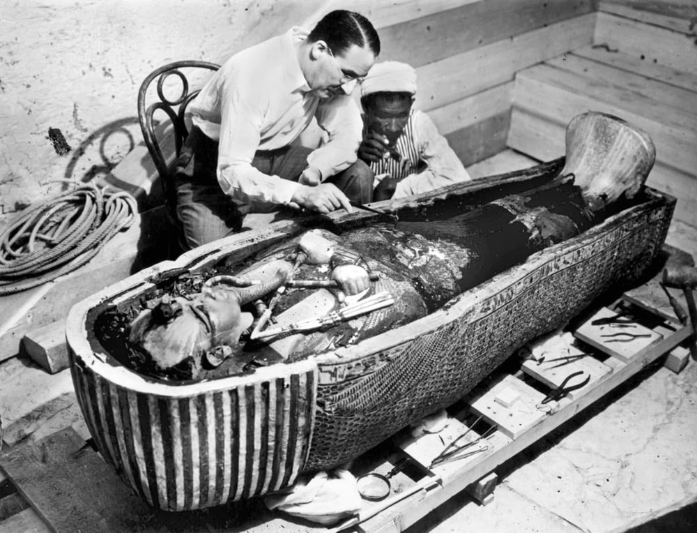 L’égyptologue anglais Howard Carter (1873-1939) travaillant sur le sarcophage doré de&nbsp;Toutankhamon en Égypte en 1922. (Images Getty/Apic)