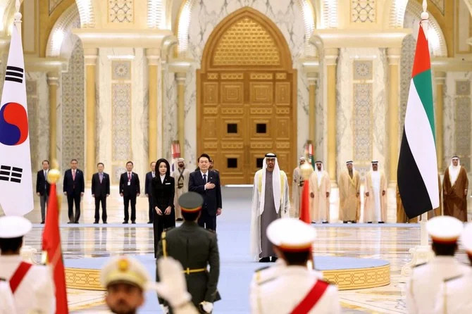 Le président de la Corée du Sud est accueilli par une haie d'honneur à son arrivée aux Émirats arabes unis
