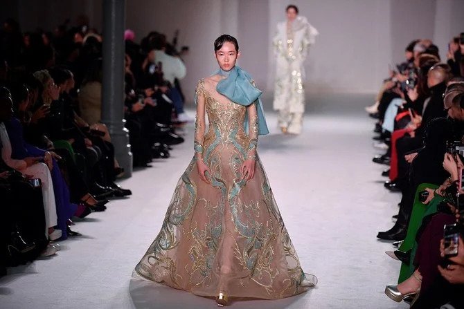 Le créateur libanais Élie Saab présente une collection inspirée de la Thaïlande à la Semaine de la haute couture de Paris