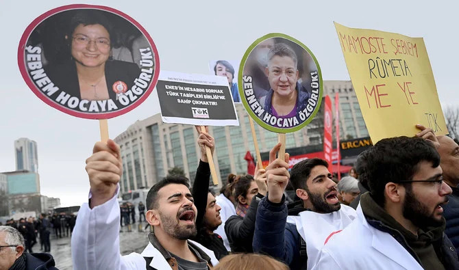 Turquie: La présidente de l'Union des médecins libérée mais condamnée
