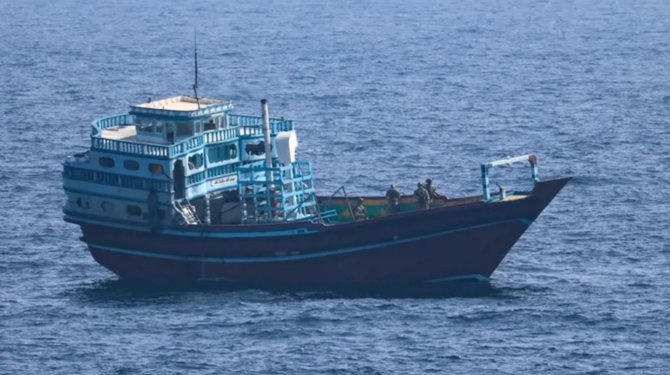La marine américaine saisit une cargaison d'AK-47 en provenance d'Iran destinée aux Houthis