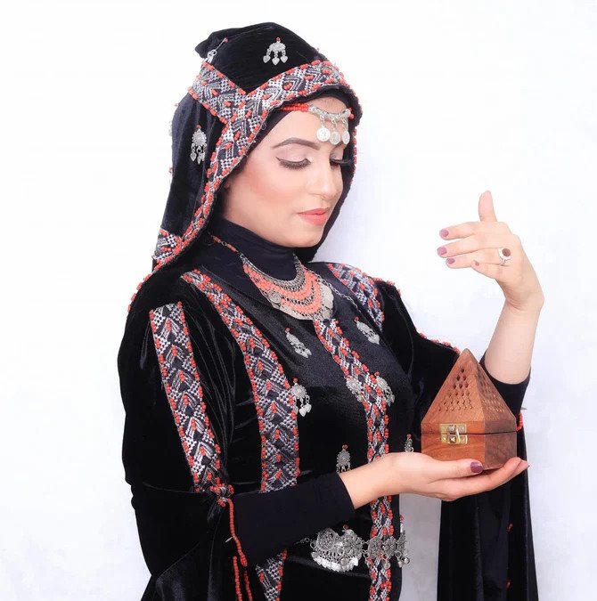 Des femmes yéménites en tenue traditionnelle pour défier les restrictions vestimentaires des Houthis