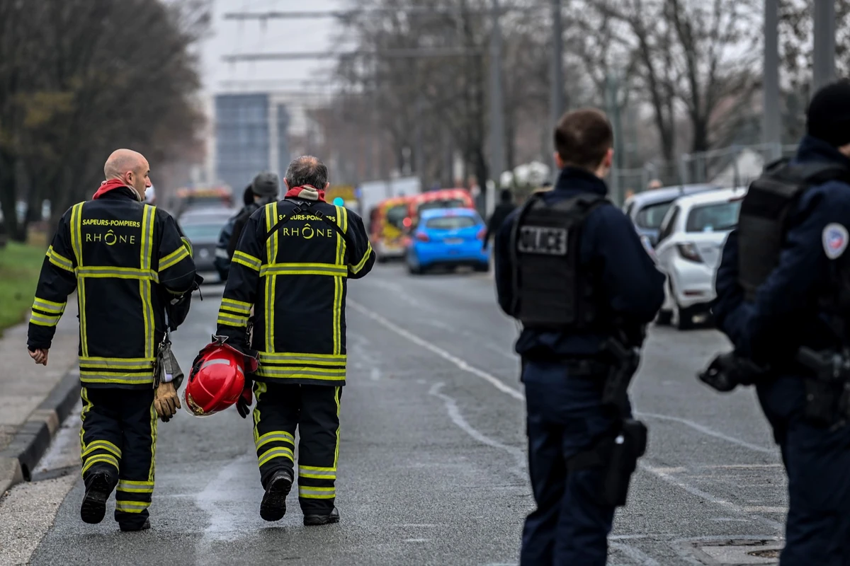 Trois blessés, dont un enfant en urgence absolue, dans l'incendie d'un squat à Grenoble