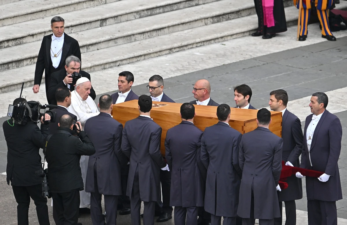 Dernier hommage de François à Benoît XVI devant 50 000 fidèles à Saint-Pierre