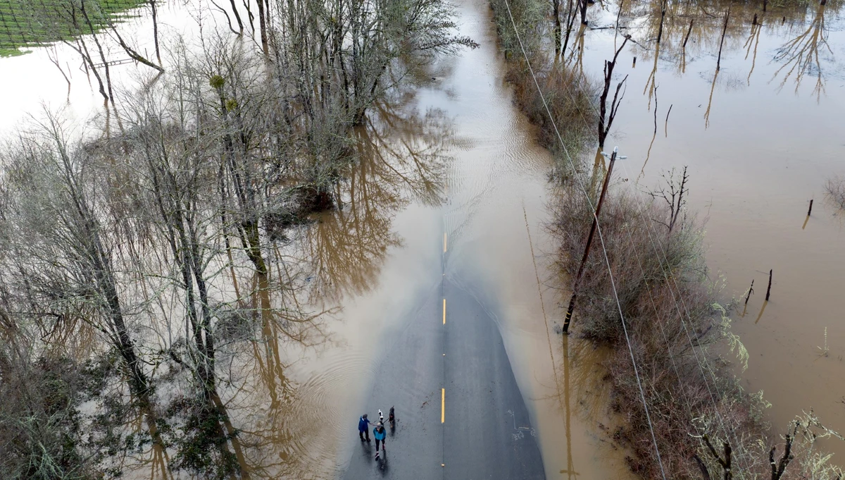 Après une violente tempête, la Californie encore sous le risque d'inondations