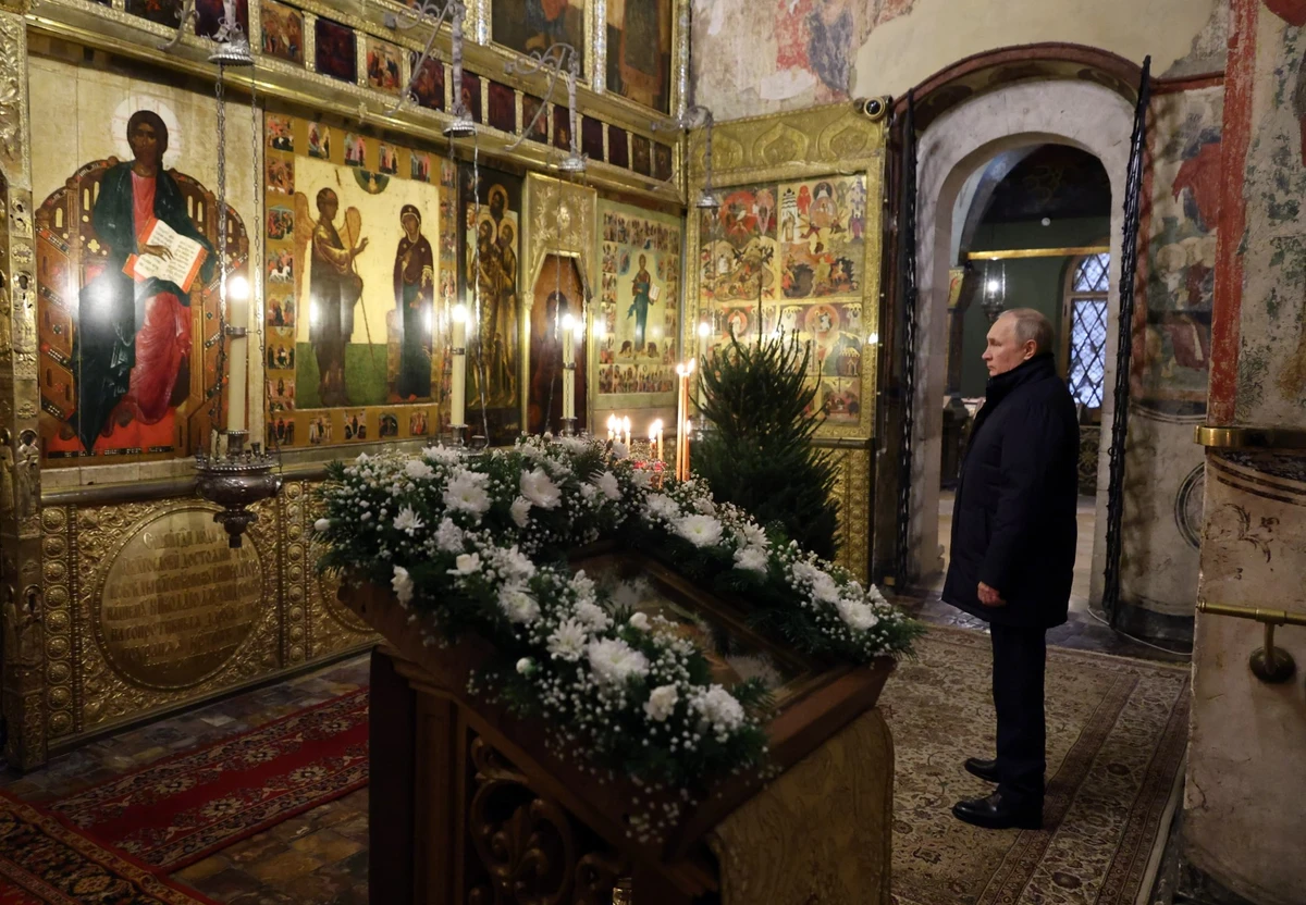 Poutine assiste seul à un office de la Noël orthodoxe dans une église du Kremlin