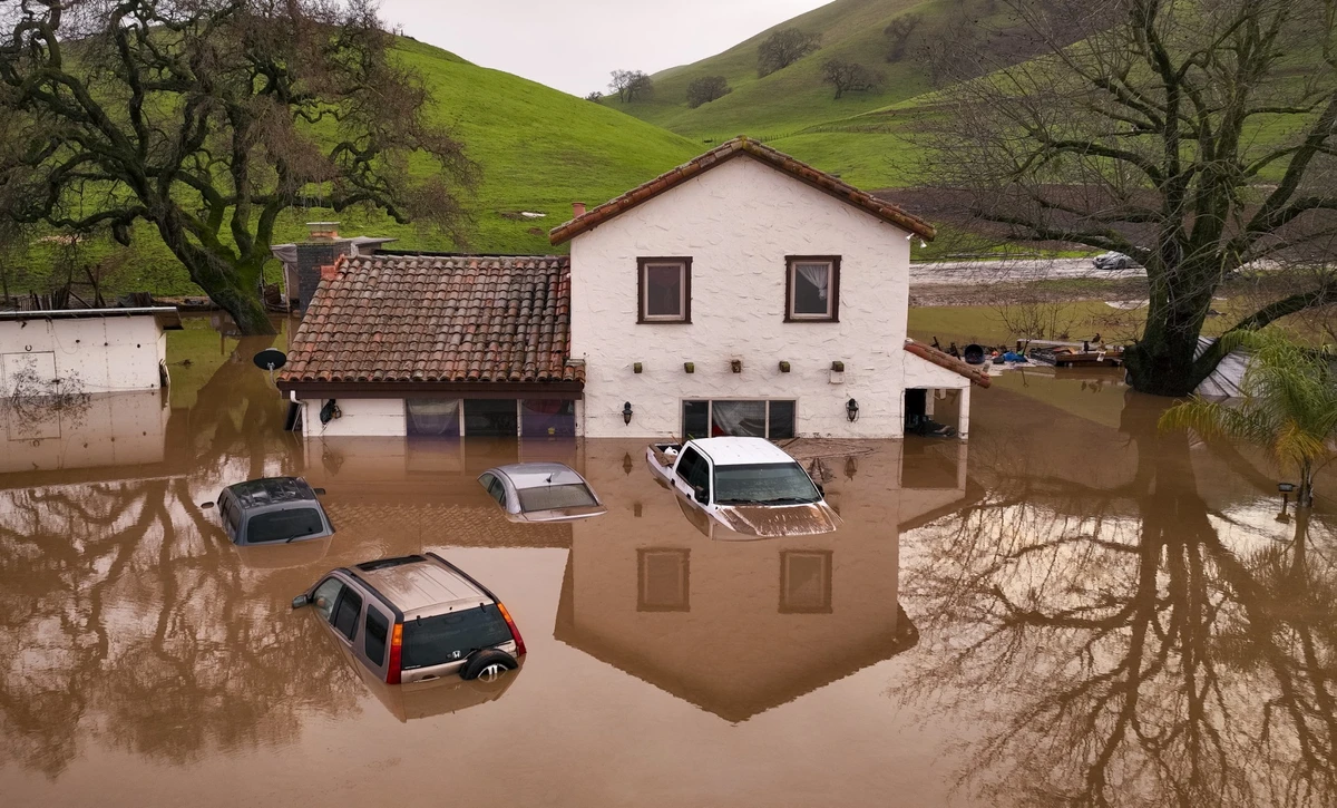 Les tempêtes en Californie font 14 morts, la ville du prince Harry évacuée