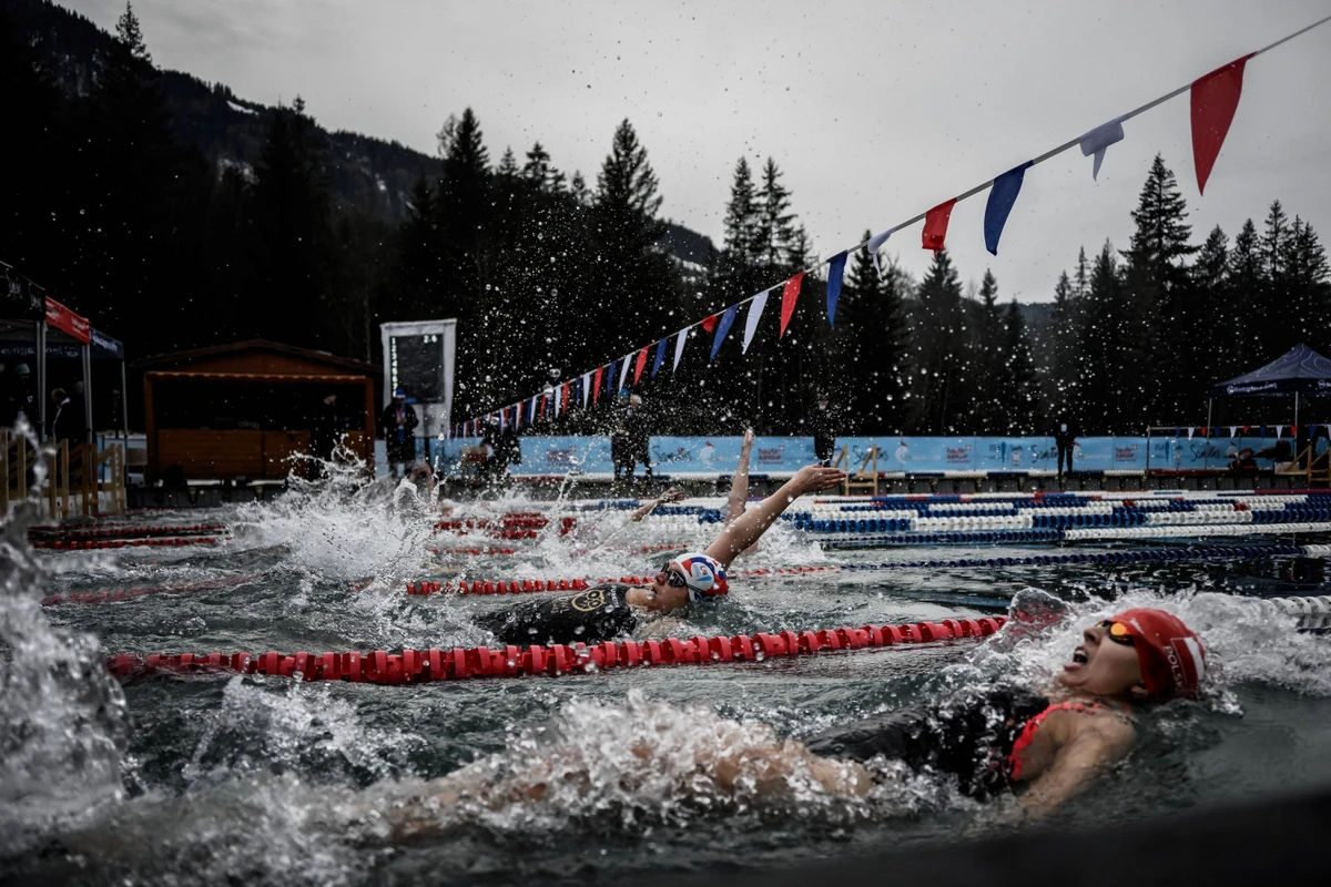 «Un sport pour les fous»: des nageurs s'affrontent dans l'eau glacée